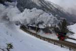 Bei sehr starkem Wind befördern die Pacific 01 202 und 01 1066 einen Extrazug die Gotthard-Nordrampe hinauf. Am Zugschluss half die Ae 6/6 11407 mit. Bild aufgenommen in der Wattinger-Kurve bei Wassen am 05.03.2015.