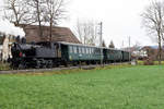 VHE/Verein Historische Eisenbahn Emmental:
Impressionen der tra­di­ti­o­nellen Fonduefahrt vom 20. Januar 2018 die leider bei sehr schlechtem Wetter stattfand. Die voll ausgebuchte Fahrt führte von Huttwil ab 13.05h via Langenthal - Burgdorf - Solothurn - Oensingen  bis Balsthal, wo der Sonderzug pünktlich um 17.10h bei starkem Regen und Sturmwinden einfuhr. Wie die vier eingestellten Aufnahmen zeigen, begleitete der Allwetterfotograf diese alljährliche Fahrt vom Anfang bis zum Ende.
Ed 3/4 Nr. 2 + Bi 538 + Bi 528 + ABDi 722 + K2 + Te 2/3 Nr. 31 bei Gutenburg BE unterwegs.
Foto: Walter Ruetsch
   