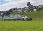 Zum Huttwiler Dampffest 2018 fuhren einige Zge bis Willisau. Im Norden des Stdtchen Willisau ist das Tal noch nicht komplett zugebaut, so dass sich vom Jumbo Baumarkt diese wunderschne Sicht ergibt, mit aufgerumter Landschaft und einem Potburri von Neu und Alt. Das frisch gegossene giftgrne Gras und die seltsame Lichtstimmung durch die Wolken ergnzen die Szene.

Vorbeifahrt der Ed 3/4 2 der SMB, dahinter der K2 34159, beide ber 110 Jahre alt, dann folgt ein sonderbares Einzelstck, der lange vierachsige Plattformwagen ABDi 722 mit zustzlichem Mitteleinstieg, am Ende die beiden Plattformwagen Bi 527 und 538. Alle betreut durch den Verein Historische Emmentalbahn. Oktober 2018.