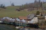 VHE Emmental, Verein historische Eisenbahn Emmental: Ed 3/4 2 (SLM 1907) + Bi 527 + ABDi 722 + K2 34159, Zug Sumiswald-Huttwil (Vormittagsfahrt), Einfahrt in die Station, Dürrenroth, 9. Februar 2025 (öffentliche Winterdampffahrten). 