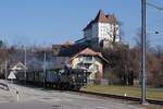 VHE Emmental, Verein historische Eisenbahn Emmental: Ed 3/4 2 (SLM 1907) + K2 34159 + ABDi 722 + Bi 527, Zug Wasen-Sumiswald-Huttwil, Burghof Sumiswald (mit Schloss Sumiswald im Hintergrund), 9. Februar 2025 (öffentliche Winterdampffahrten). 