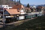 VHE Emmental, Verein historische Eisenbahn Emmental: E 3/4 2 (SLM 1907) + K2 34159 + ABDi 722 + Bi 527, Zug Wasen-Sumiswald-Huttwil, Wasen im Emmental, 9. Februar 2025 (öffentliche Winterdampffahrten). Nach Umfahren und Wasserfassen in der Mittagspause steht der Zug in der Station Wasen im Emmental bereit zur Rückfahrt nach Sumiswald-Huttwil. Das einzig wirklich Winterliche an diesem Tag waren Schneereste und gefrorener Boden am Schattenhang gegenüber der Station Wasen im Emmental.
