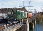 VHE: VHB De 4/4 259 mit Emmentalerstube als Sonderzug des Vereins Historische Eisenbahn Emmental beim Passieren der Aarebrücke Solothurn am 12. April 2011. Inzwischen wurde dieser Triebwagen bereits verschrottet. 
Foto: Walter Ruetsch