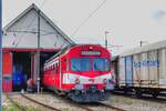 Nach einem Unterhalt im Depot in Balsthal fährt der RBDe 566 I 222 des VPM am 16.7.23 Solo aus dem Depot.