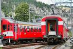 Heckansicht des RBDe 566 I 222 des VPM am 16.7.23 nach dem Rangieren aus dem Depot im Balsthal um wieder an den ABt 922 links anzukuppeln.