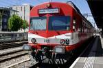 Der Jubiläumszug RBDe 566 I 222 bei einem weiteren Zwischenstop am 274.24 im Bahnhof Thun.