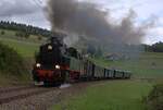 VVT Vapeur Association Val-de-Travers: TKp 16  Śląsk  + Gbs 386 + B4 3924 + F4ü 200 + B4 3933 + AB4 312, Zug St-Sulpice-Travers-Les Verrières, Auge-Belin (Couvet), 21. September 2025. Wer glaubt, hier einen Bildschiefstand zu erkennen, der irrt!