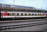 Blick auf einen Personenwagen der Gattung  Bpm  (61 85 20-90 268-4 CH-SBB) der SBB, der in einer abgestellten IR-Garnitur mit Re 460 034-2  Aare  im Bahnhof Konstanz eingereiht ist.