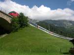 Berner Oberland 2007 - Auch die rechte Seite des Kanderviadukts bietet auf engstem Raum eine Vielzahl gewhnlicher und auergewhnlicher Perspektiven. Am 12.07.2007 hat der Steuerwagen des IC 886 Brig-Basel bereits die ersten Achsen auf den Kanderviadukt gesetzt. Das Bild entstand ab der Rybrggstrae.