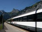 Berner Oberland 2007 - In Krze verlsst IC 816 Romanshorn - Brig den Bahnhof Kandersteg in Richtung Ltschberg-Scheiteltunnel. Im Bild sehen wir zwei EW 4-Wagen, der Wagen im Vordergrund hat bereits ein Redesign erfahren, whrend der andere noch in den klassischen SBB-Farben unterwegs ist. Ich kann nicht sagen, welches Design den wagen besser steht. Kandersteg, 15.07.2007