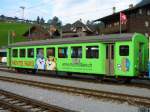 MOB / 2 Kl. Personenwagen B 207 mit Vollwerbung Abgestellt im Bahnhof von Zweisimmen am 29.07.2007