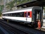 SBB - 2 Kl. Persoenwagen B  50 85 21-95 110-5 mit Rangierarbeiter im Bahnhof von Brig am 20.09.2007