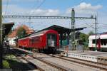 Die etwas andere 52 (II). Nostalgie auch am Zugende, davor zwei Wagen der Rorschach Heiden Bergbahn (ex SBB Prototypen). Eingerahmt durch den Grenzzaun auf dem Bahnsteig, steht dieser Zug auf Schweizer Hoheitsgebiet mitten in Konstanz. Zwischen Seehas und dem historischen Zug im Hintergrund noch ein Umbauvierachser, der dem Biergarten als Lager dient. (31. Mai 2009, 15:52)