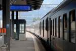 Der bunt gemischte IR mit Wagen diverser Epochen fhrt soeben aus dem Bahnhof Erstfeld an mir vorbei mit Ziel Zrich HB.