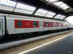 DB / SBB / City Night Line - Nachtzug Personenwagen in den DB Farben aber Schweizer Wagenzulassung BDcm 61 85 82-90 413-1 im Hauptbahnhof Zrich am 26.08.2011 