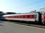 DB / SBB / City Night Line - Nachtzug Personenwagen in den DB Farben aber Schweizer Wagenzulassung Bpm  61 85 29-94 516-3 im Hauptbahnhof Zrich am 26.08.2011 