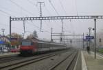 Hier sieht man eine Kombination von Doppelstockwagen und einem Einheistwagen vier Modul. Dies dient in der Schweiz als Verstrker. Sissach den 06.11.2011