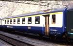 Ein erster Klasse Schnellzugwagen der BLS Ltschbergbahn  hier am 26.3.1990 im Bahnhof Brig aufgenommen.