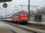 SBB/DB: Fotografieren in Singen bei starkem Wind und viel Regen am 20. November 2015. Pünktliches eintreffen des IC Stuttgart - Zürich in Singen mit der 115 261-0.
Foto: Walter Ruetsch 