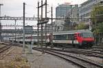 Nachschuss am 25.10.2014 auf den noch mit alter Lackierung versehenen Bt 50 85 28-94 951-6, der mit der Re 460 085-4  Pilatus  aus dem Bahnhof von Basel SBB fuhr.