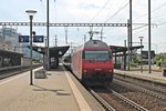 Nachschuss auf Re 460 050-8  Züspa  am 14.05.2015, als sie einen IR (Zürich HB - Frick - Basel SBB) durch den Bahnhof von Pratteln schob.