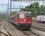 Die Re 420 199-2 (Re 4/4 II 11199) mit fünf ehemaligen SBB/FNM-Leichtstahlwagen der ersten Klasse als Extrazug 31032 von Luino (Italien) nach Luzern.