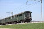 Das sind Stahlwagen der SBB für den internationalen Verkehr. So um 1970 wurden sie ausgemustert. Einige Wagen aus dem Nostalgie-Rhein-Express sind wieder in der Schweiz. Der Verein Dampflokdepot Full lässt sie mit der Mountain verkehren. Hier am 18.04.2026 bei Leibstadt.