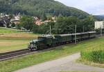 Ein Krokodil von SBB-Historic zieht am 28.08.2021 einen Sonderzug bei Ittingen BL in Richtung Sissach BL.