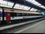 SBB - RIC Personenwagen 1 Kl. Apm 61 85 10-90 229-8 in der Neusten Farbgebung der SBB im HB Zürich am 13.03.2022