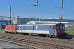 Gefängniszug, mit dem St 50 85 89-33 900-3 und der Re 4/4 II 11198 durchfährt am 27.10.2022 den Bahnhof Rupperswil.