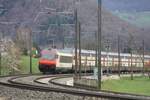 Zug mit EW IV Steuerwagen und IC 2000 Doppelstöcker fährt am 05.04.2021 bei Tecknau BL Richtung Olten.