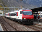 SBB - Schnellzug nach Brig an der Spitze der Steuerwagen Bt 50 85 28-94 926-8 bei der einfahrt im Bahnhof von Matigny am 23.11.2019