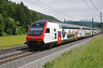 IC 2000 Steuerwagen Bt 50 85 26-94 907-0 fährt Richtung Bahnhof Gelterkinden. Die Aufnahme stammt vom 28.05.2022.