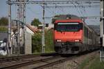Diese Komposition aus EW IV und IC 2000 Wagen fährt am 24.04.2026 durch Ittingen BL Richtung Basel.