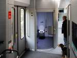 RhB-Allegra ABe 8/12: gerumige, behindertengerechte Toilette im Zwischenwagen Bi.