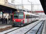 SBB - Regio von Neuchatel nach Le Locle im Bahnhof Neuchatel an der Spitze der Steuerwagen ABt 50 85 39-43 842-6 am 18.12.2009