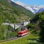 Ein Komet-Doppel mit dem Steuerwagen BDkt 2231 an der Spitze ist am 09.05.2024 bei Neubrück auf dem Weg nach Zermatt