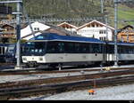 MOB / Goldenpass - Steuerwagen Ast 117 bei der Ausfahrt aus dem Bahnhof von Zweisimmen am 20.11.2022