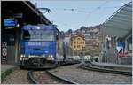 Die MOB Ge 4/4 8001 wartet mit den Spurwechselwagen Classe Prestige und 2. Klasse (96 85 8300 184-5 CH-MOB), dem 2. Klasse Wagen 96 85 8300 284-3 CH-MOB) dem 1. Klasse Wagen 96 85 8300 194-4 CH-MOB) sowie Schlusswagen mit 1. Klasse und Classe Prestige (96 85 8300 184-5 CH-MOB) als GPX GoldenPass Express 4068 in Montreux auf die Abfahrt nach Interlaken Ost. 

Wie aus den Wagenreihung hervorgeht, führt der Zug keinen Speisewagen. In der Classe Prestige und auch in der 1. Klasse werden jedoch regionale Köstlichkeiten am Platz serviert, wie z.B. Wein, Käse und Kaviar 
Kaviar? 
Nun, allem Anschein nach stammt der Kaviar aus Frutigen, und das ist ja praktisch im Einzugsgebiet des GPX...

11. Dezember 2022 