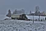 DSF Tm 2/2 II Nr. 111 ex AVO mit ABt 50 48 39-35 154-2 ex SOB und einem kleinen Gepäckwaggon, anlässlich der Zubringerfahrten an dem Weihnachtsmarkt im Ritterhaus Bubikon (Hintergrund), bei Bubikon. Die Strecke war Teil des Schienennetzes der ehemaligen Uerikon-Bauma-Bahn, die heute nur für Draisinenfahrten oder sonst für Extrafahrten, die meist durch die DSF organisiert werden. Sonntag, 10. Dezember 2017 