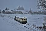 Zug  Wolfhuuser-Bahn : ABt 50 48 39-35 154-2 ex SOB und DSF Tm 2/2 II Nr. 111 ex AVO mit einem kleinem Gepäckwaggon am Zugschluss, anlässlich der Zubringerfahrten an den Weihnachtsmarkt im Ritterhaus Bubikon (Hintergrund), bei Bubikon. Die Strecke war Teil des Schienennetzes der ehemaligen Uerikon-Bauma-Bahn, die heute nur für Draisinenfahrten oder sonst für Extrafahrten, eingesetzt werden. Sonntag, 10. Dezember 2017
