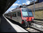 SBB - Regio nach Le Locle an der Spitze der Steuerwagen ABt  50 85 39-43 855-8 im Bahnhof von La Chaux de Fonds am 24.04.2021