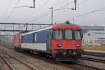 Gefängniszug, mit der Re 4/4 II 11200 und dem St 50 85 89-33 900-3 durchfährt den Bahnhof Rupperswil.