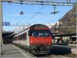 Ein EW IV Zusatzsteuerwagen am Schluss von IC 570 in Sargans. Im Hintergrund das Schloss und die Churfirsten. (24.12.2008)