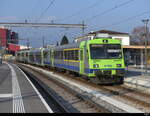 BLS - Regio nach Büren an der Aare am Schluss der Steuerwagen ABt 50 85 80-35 981-0 im Bhf.