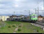 BLS - Regio von Lyss nach Kerzers am Schluss der Steuerwagen ABt 50 85 80-35 970 bei der ausfahrt im Bhf. Lyss am 18.04.2023