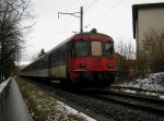 Regio 6847 mit BDt am Schluss (Re 4/4 II 11302 vorne) bei Ausfahrt in Langendorf, 06.01.2011.