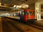 SBB - Ersatzzug nach Zürich am Schluss der Steuerwagen BDt 50 85 82-33 985-1 im Bahnhof Bern am 04.10.2015