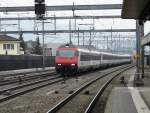 SBB - IR bei der durchfahrt im Bahnhof Rothrist mit dem Bt 50 85 28-94 946-6 an der Spitze am 12.03.2011