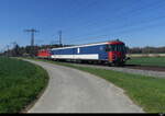 SBB - Nachschuss der 420 196 mit dem für Gefangentransport umgebauten Steuerwagen St 50 85 89-33 901 unterwegs bei Lyssach am 05.04.2023